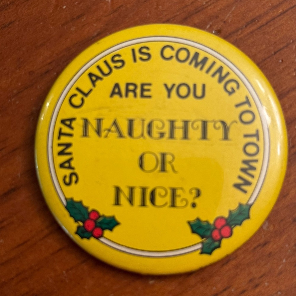 Santa Claus Is Coming To Town 1980 Vintage Pinback Button Pin Round Circle‎